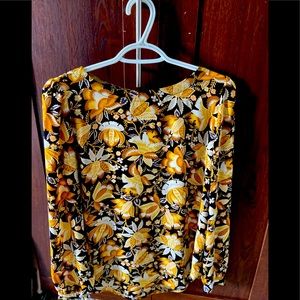 Beautiful floral blouse in excellent condition Small size by Loft.